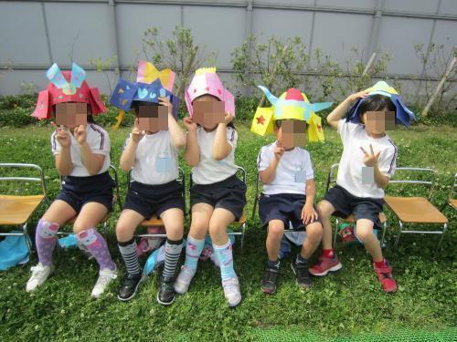 子ども達がかぶとをかぶって写真をとっている様子。