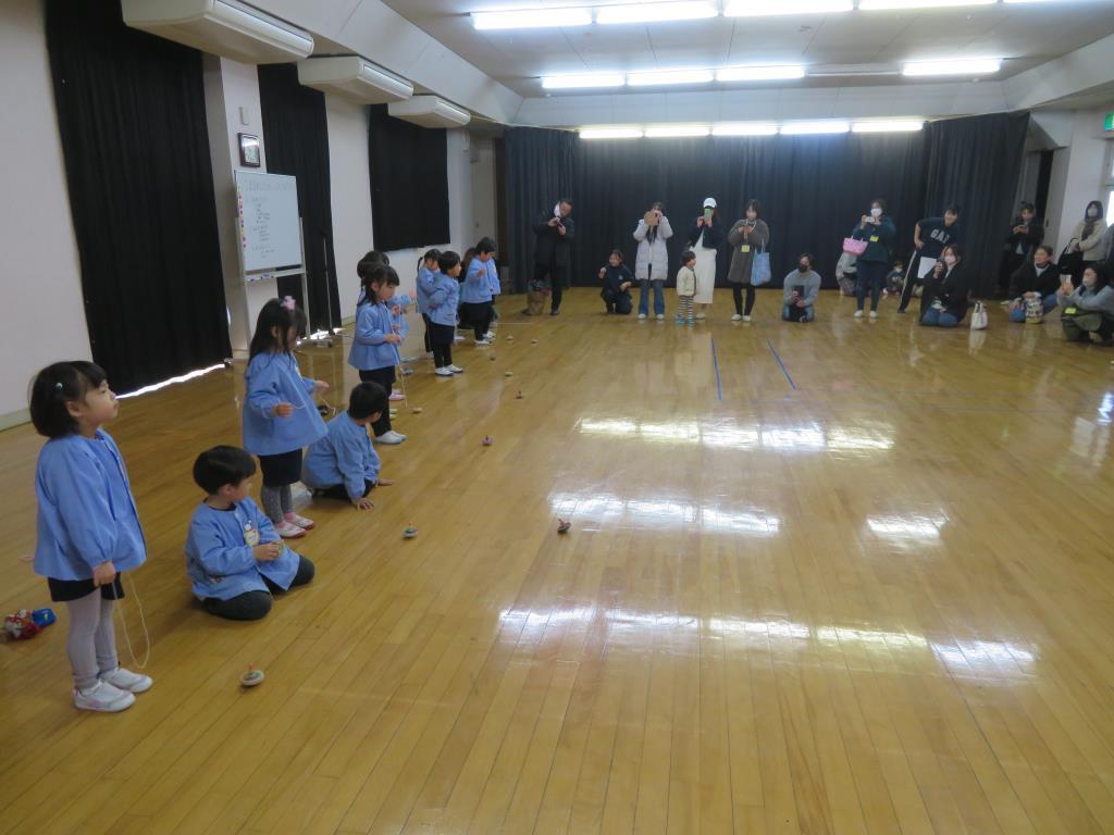 糸引きごまを回しているところ