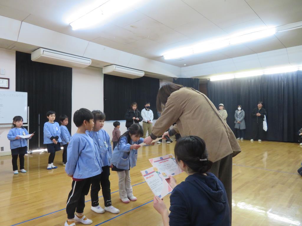 こま回し大会で表彰をしていただいているところ