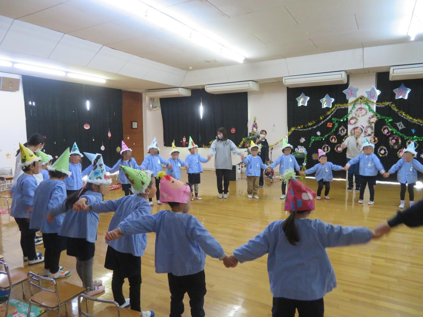 全員で輪になってダンスをする幼児