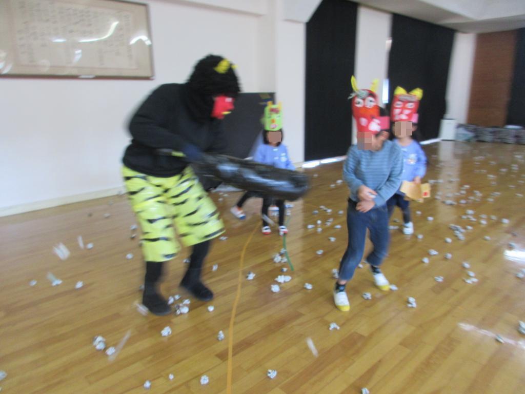 鬼に追いかけられている園児の様子