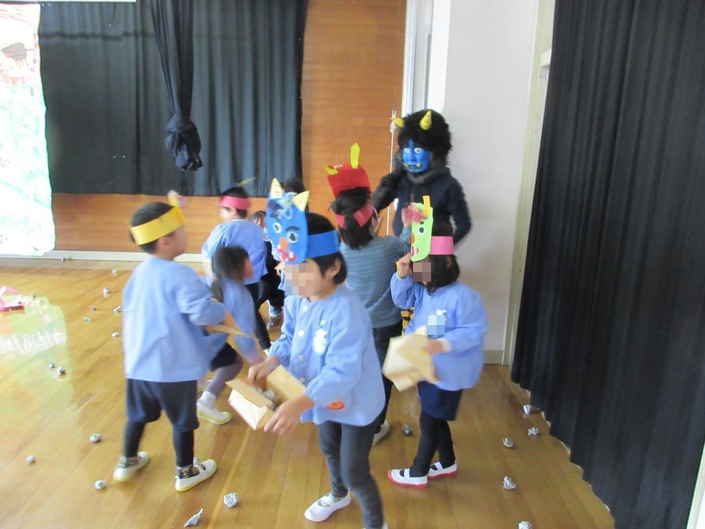 鬼を退治しようと豆を投げている園児の様子