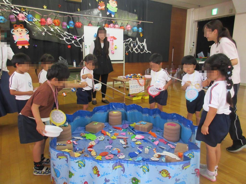折り紙で作った魚の魚釣りを楽しむ子ども達の様子