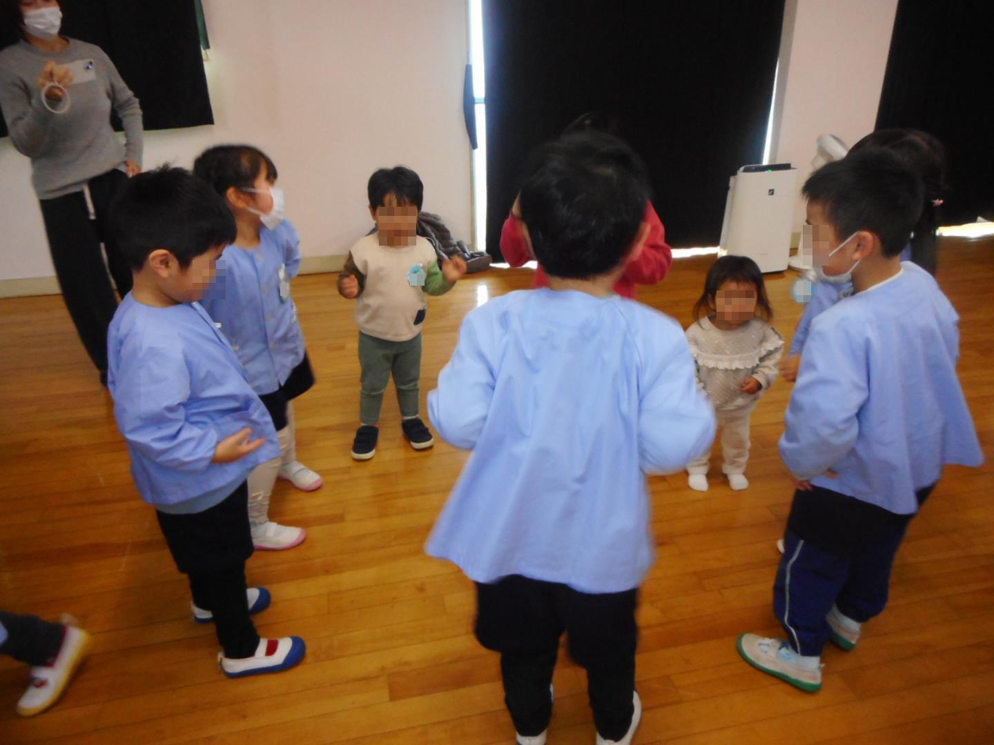 一緒にダンスを踊るふれあい保育のこども達と園児