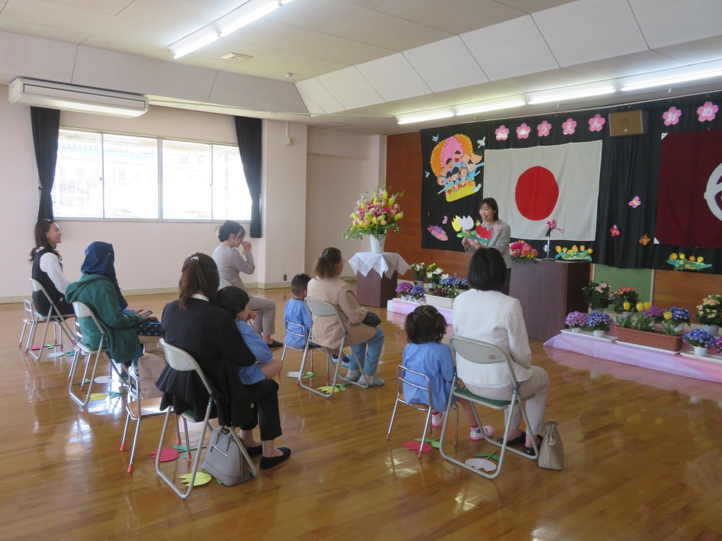 入園式でチューリップの歌で遊ぶ新入園児