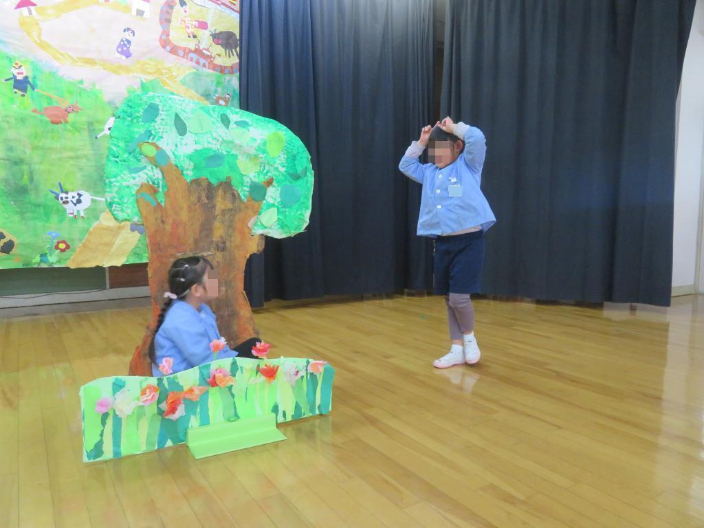 劇遊びで母牛とフェルジナンドになって遊んでいるところ