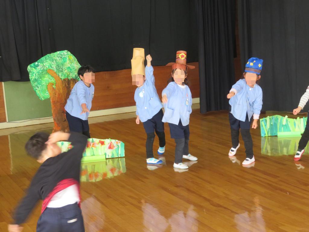 劇遊びでうしかいがフェルジナンドを捕まえようとしているところ