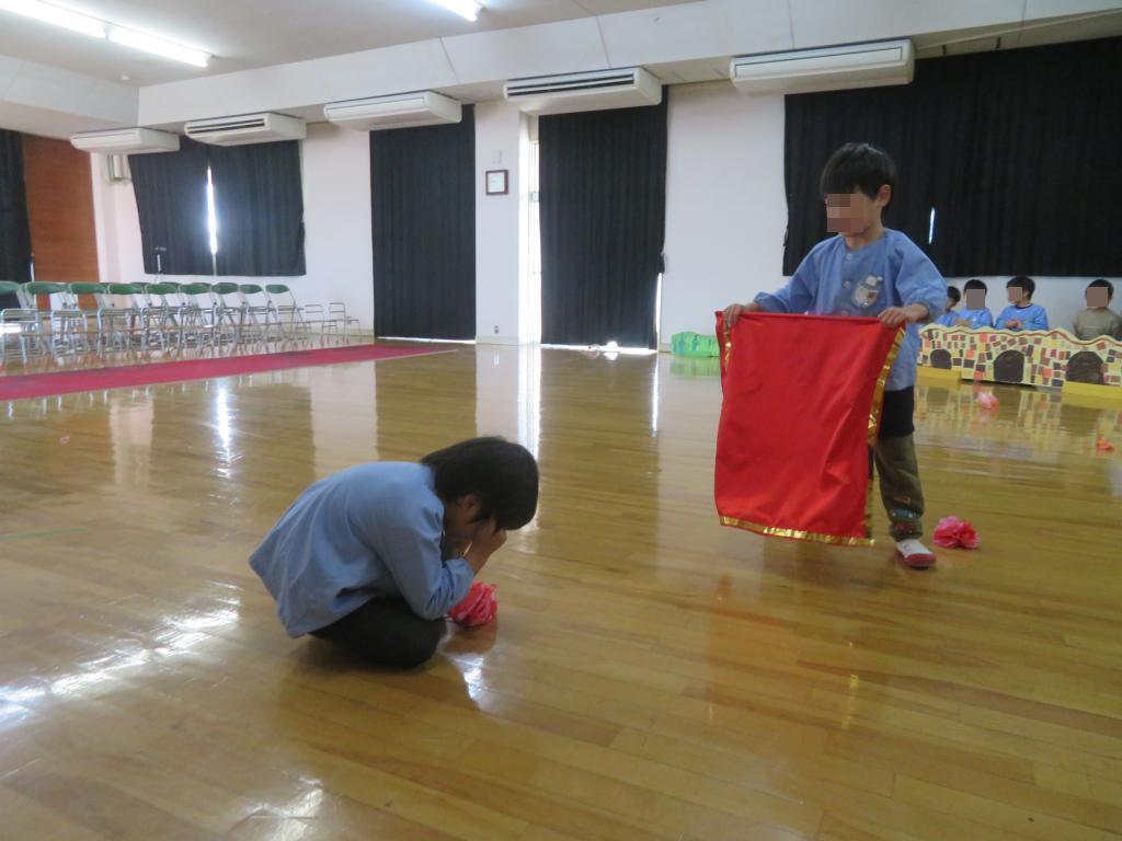 劇遊びで大闘牛士がフェルジナンドと闘おうとしているところ