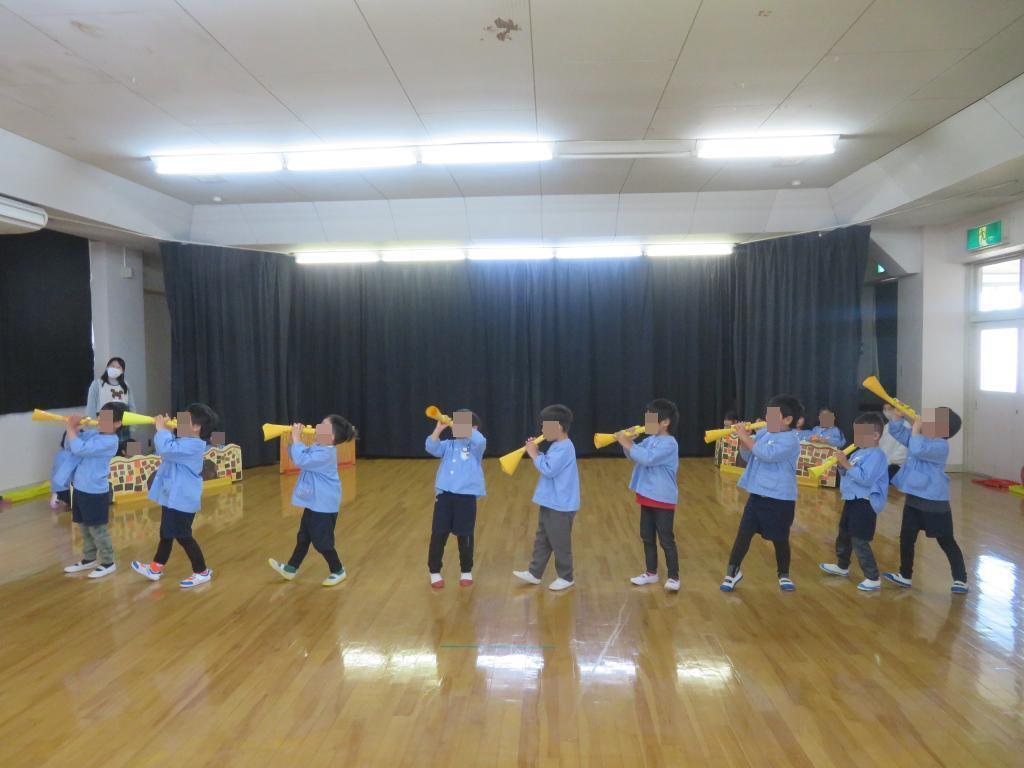 劇遊びでラッパ隊になって遊んでいるところ