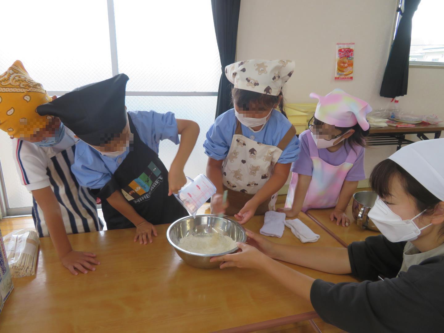 クレープの生地を作る年長児。