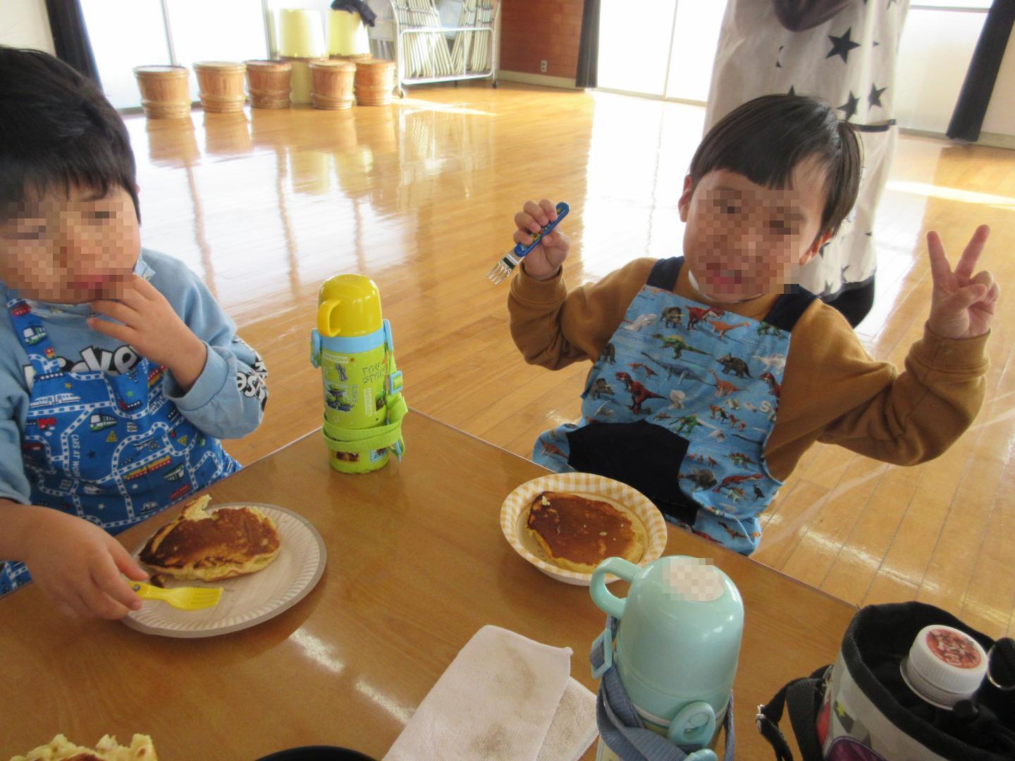 おいもケーキを喜んで食べている様子