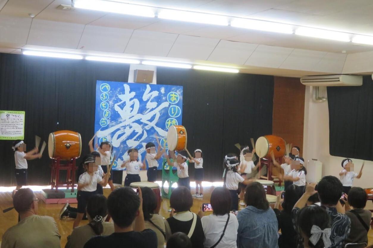 豆しぼりを巻いて和太鼓に取り組む園児