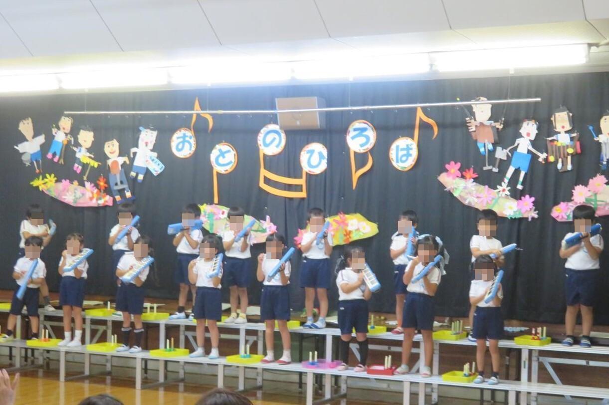 鍵盤ハーモニカを演奏する年長児