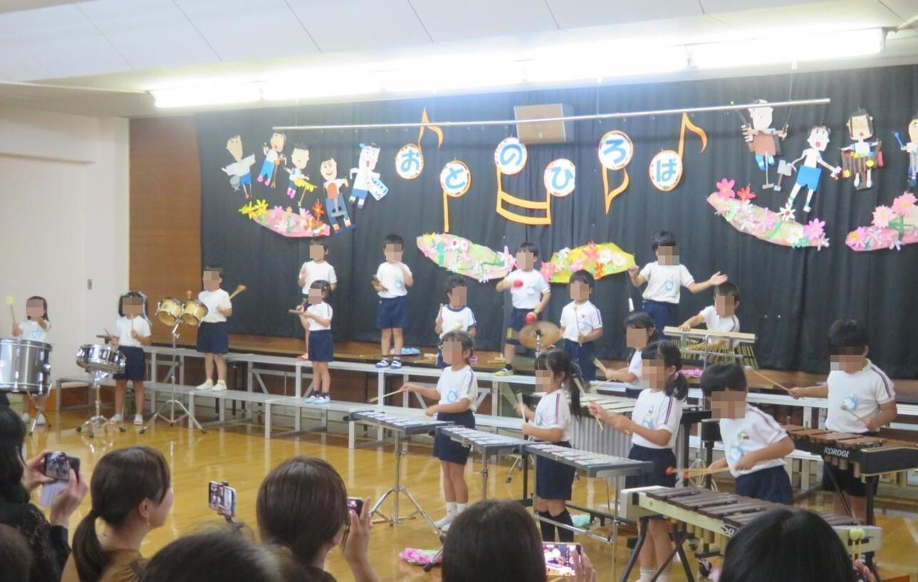 年長児と年少児全員で合奏している様子