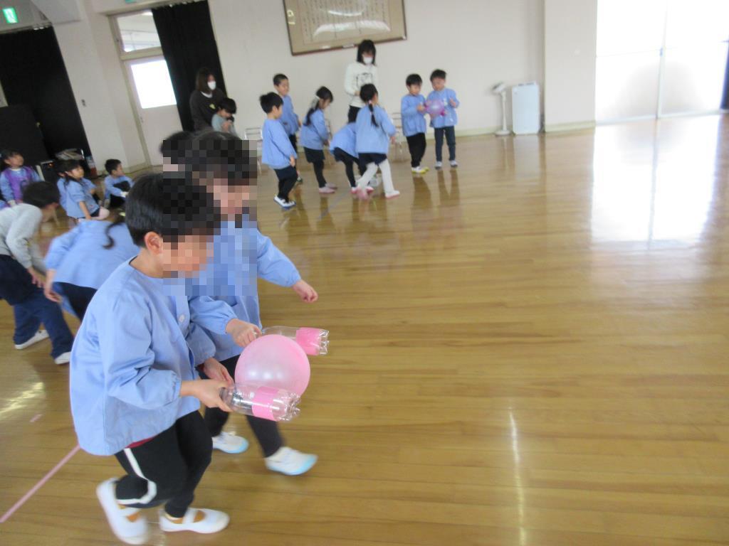 風船運び競争をしている様子