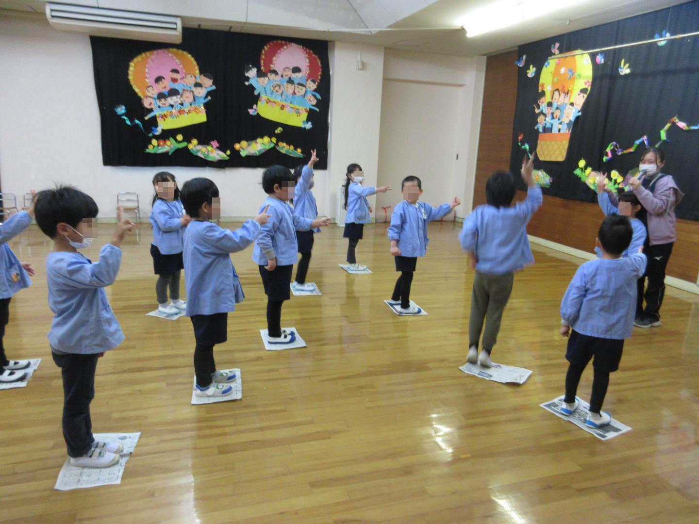 新聞紙じゃんけんであそんでいるところ