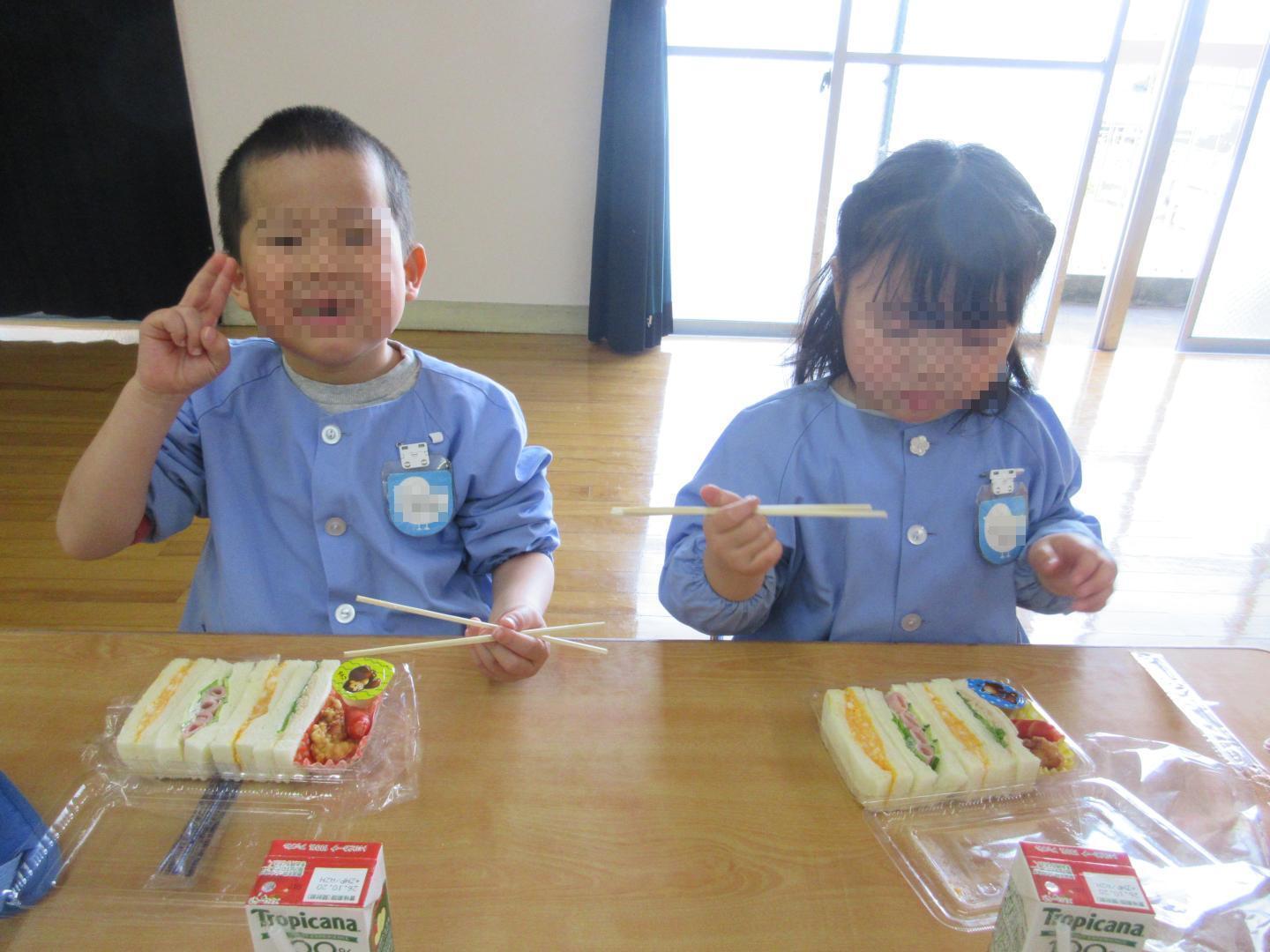お楽しみランチのサンドイッチを食べる園児