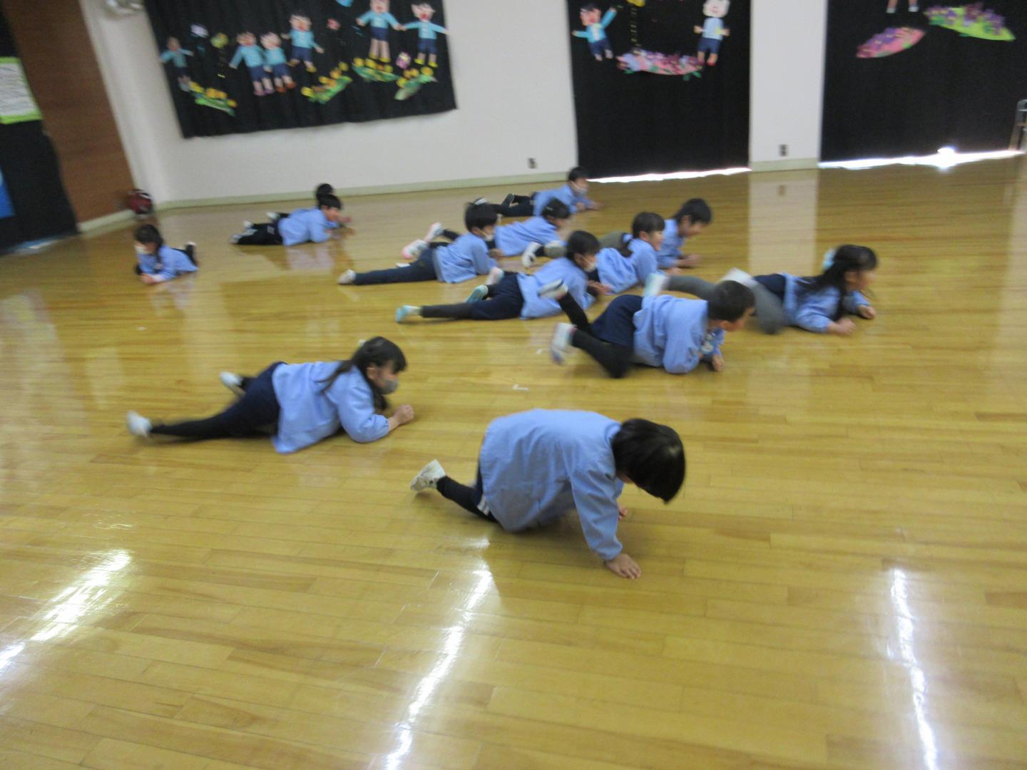 亀になってだるまさんがころんだで遊んでいるところ