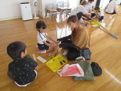 親子で竹馬をつくっている様子