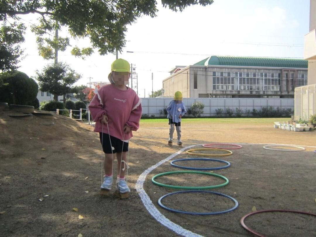 年少児が円の周りをパカポコで歩いている様子