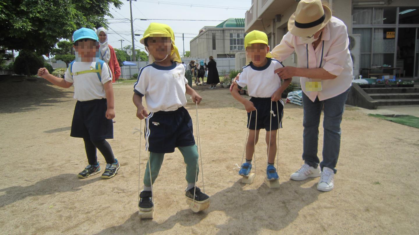 親子でパカポコに挑戦する園児