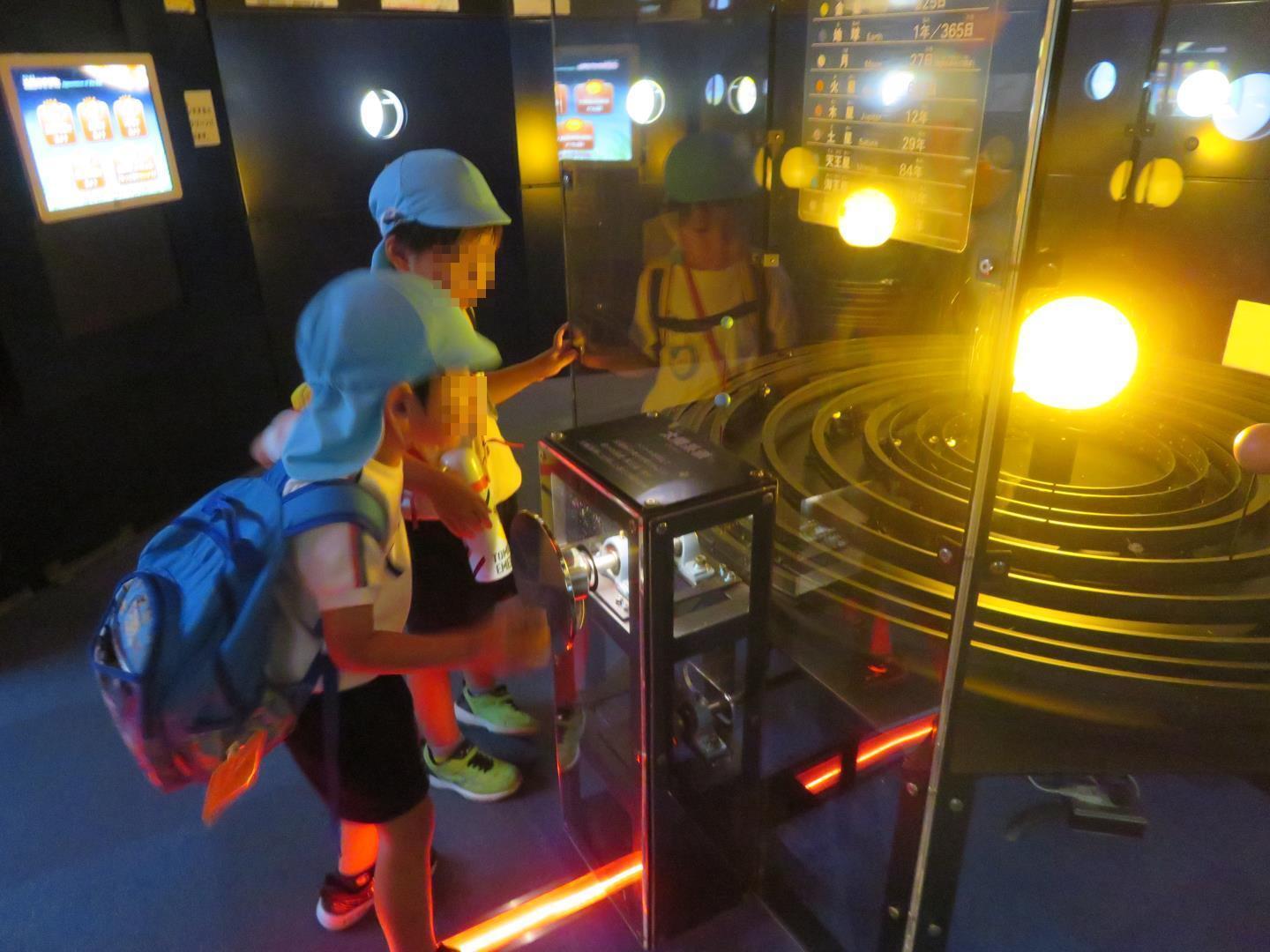 惑星の展示に興味津々な園児
