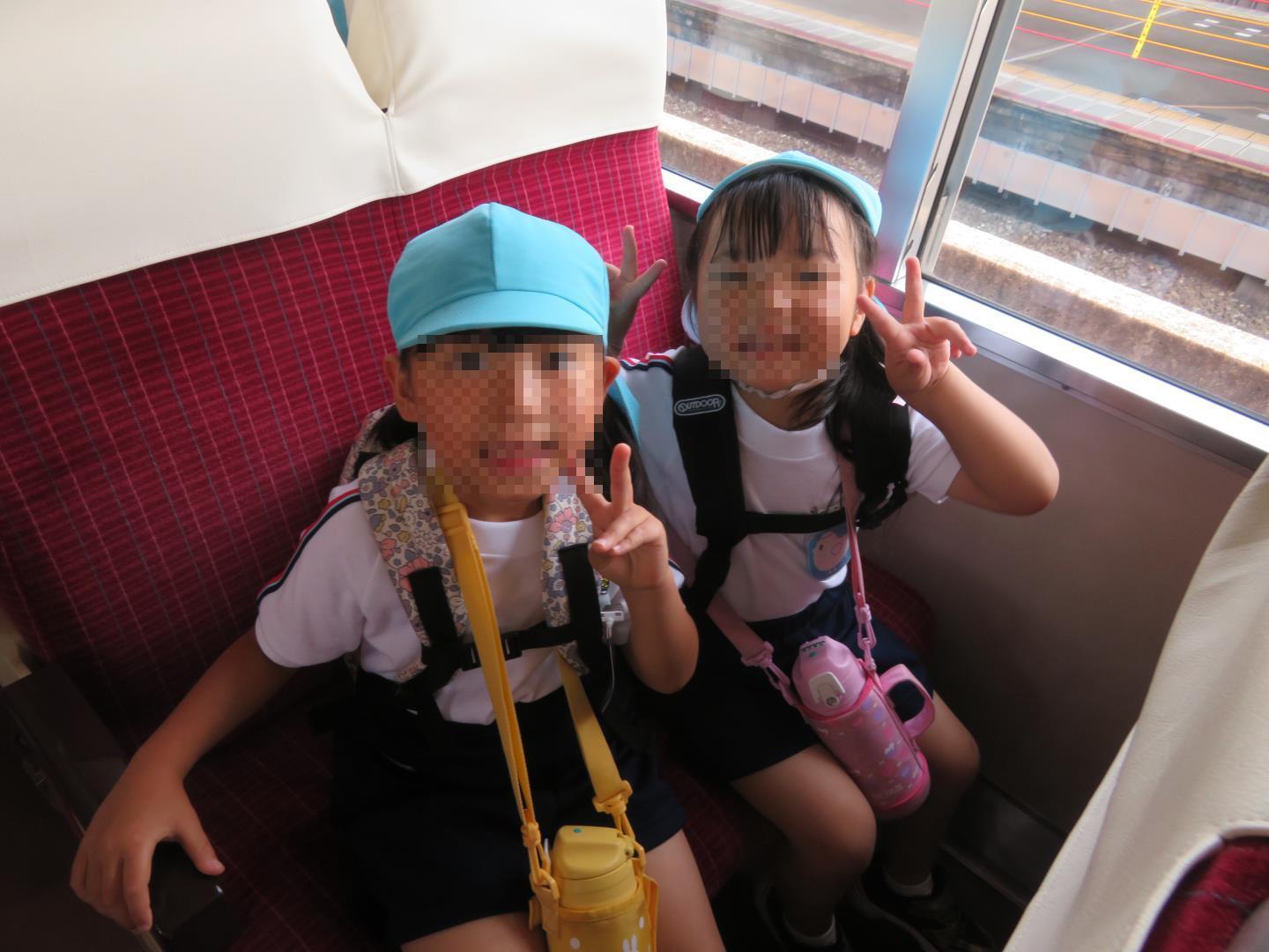 電車に乗っている園児
