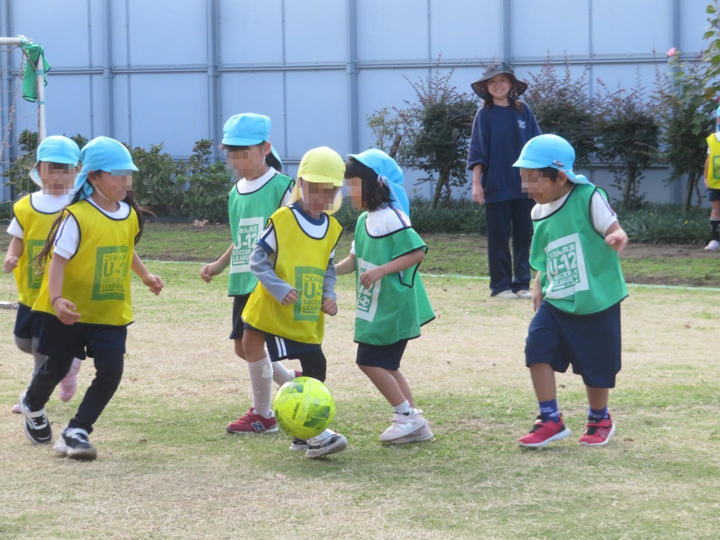 サッカーボールを蹴って取り合っている様子
