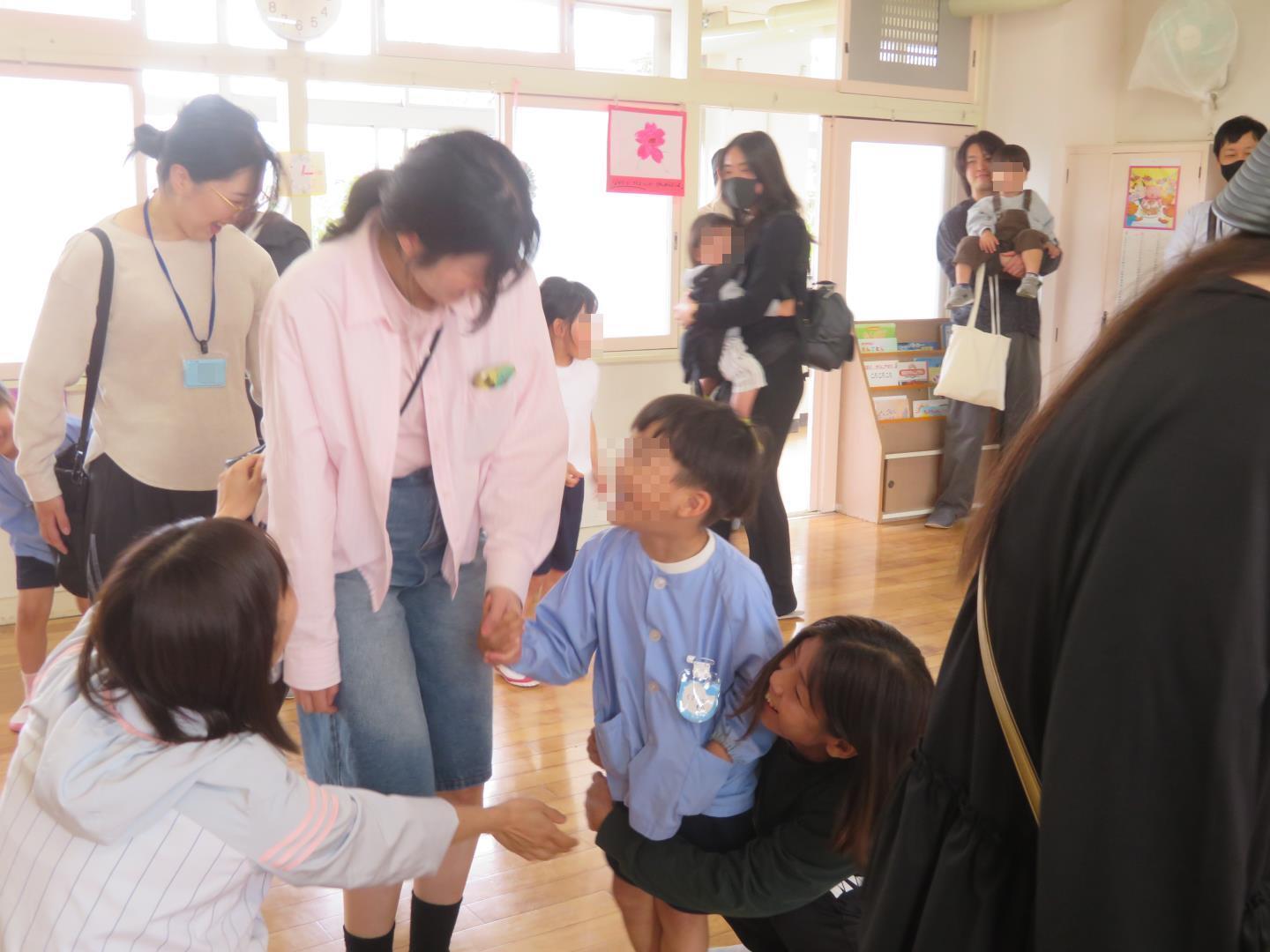 親子でロンドン橋の歌で遊んでいる様子