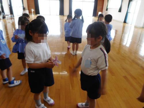 新入園児にプレゼントを渡している様子