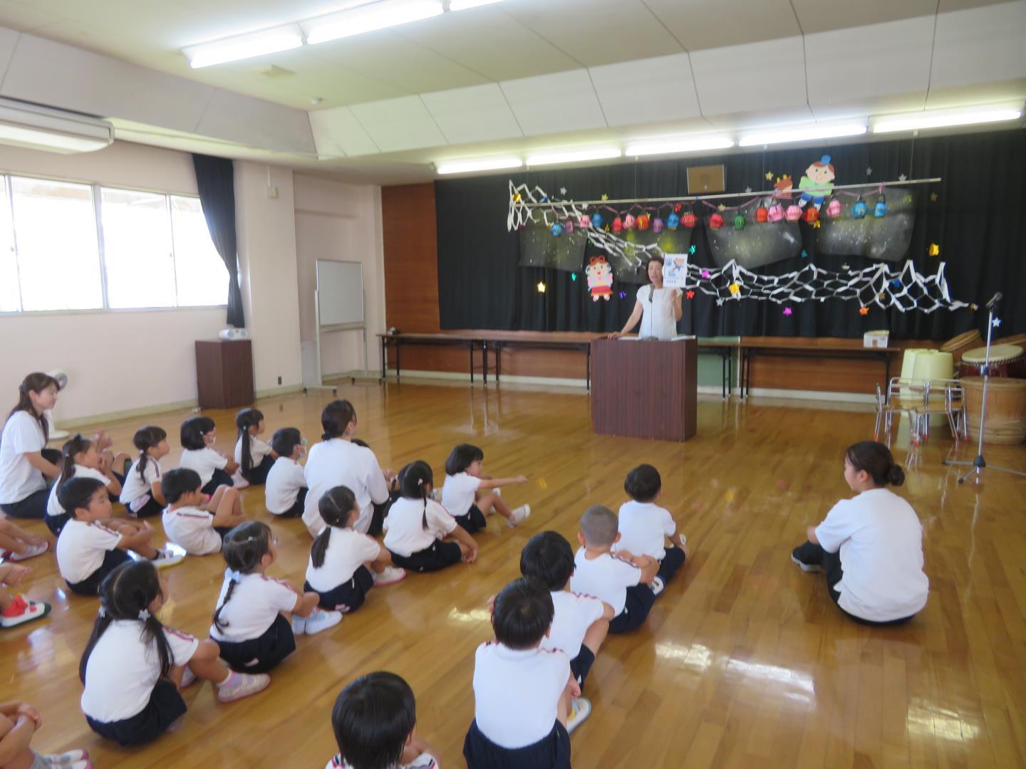 終業式で園長先生の話を聞いているところ