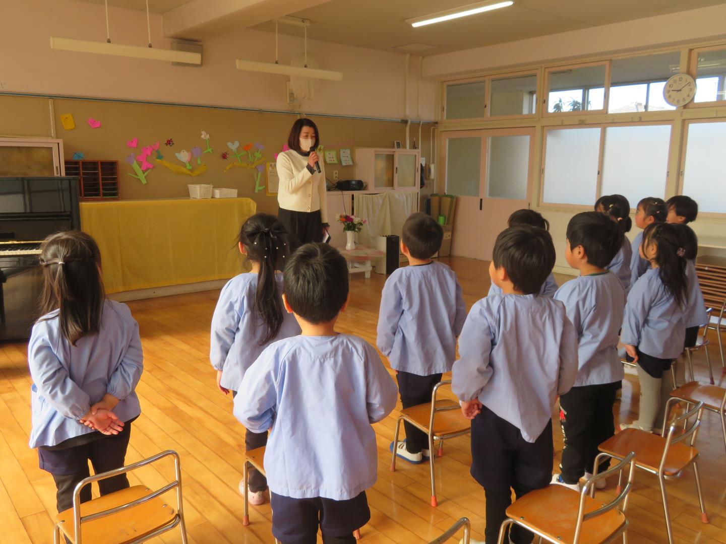 修了式で園長先生の話を聞く様子