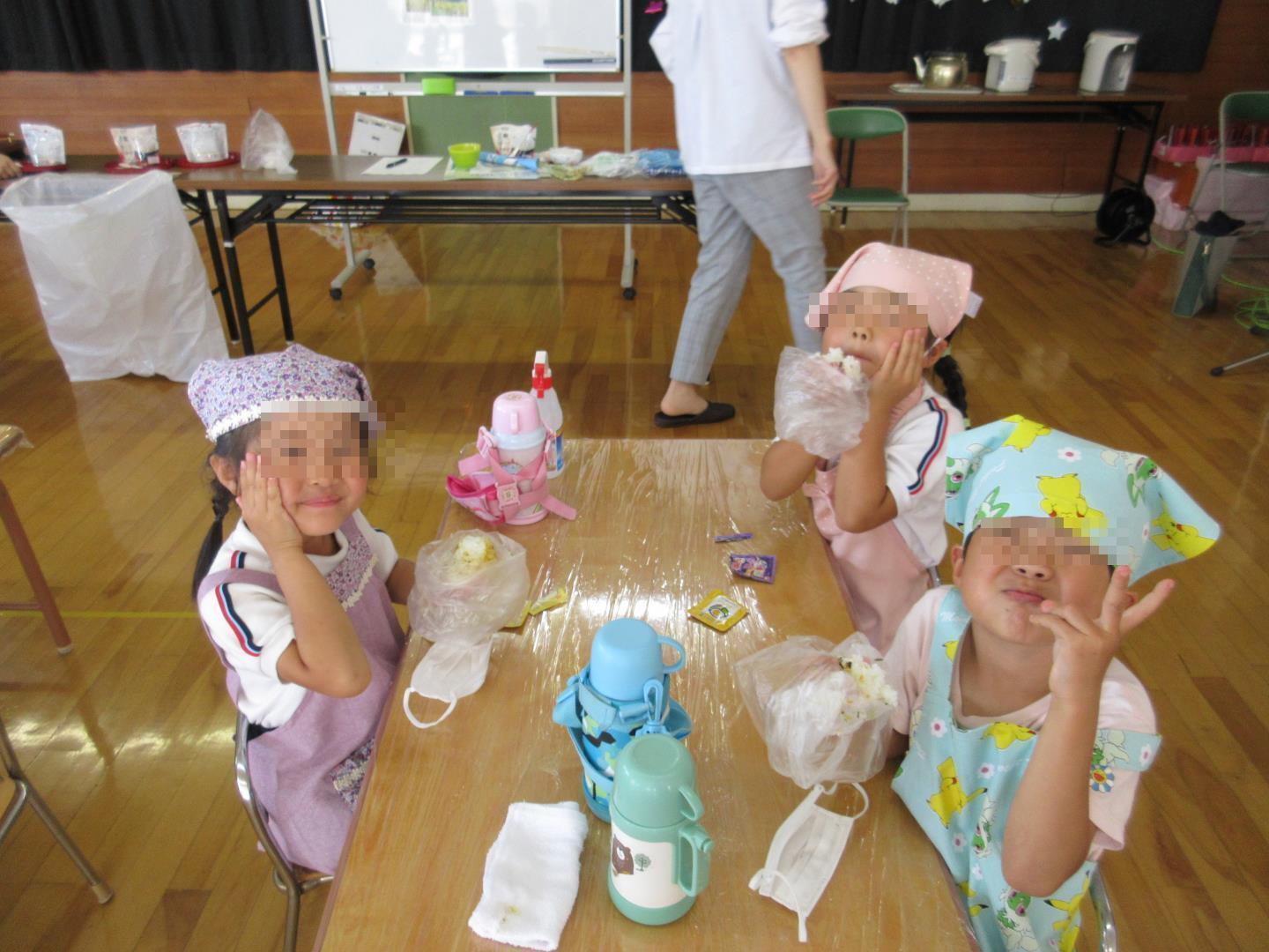 アルファ化米で作ったおにぎりを食べる様子
