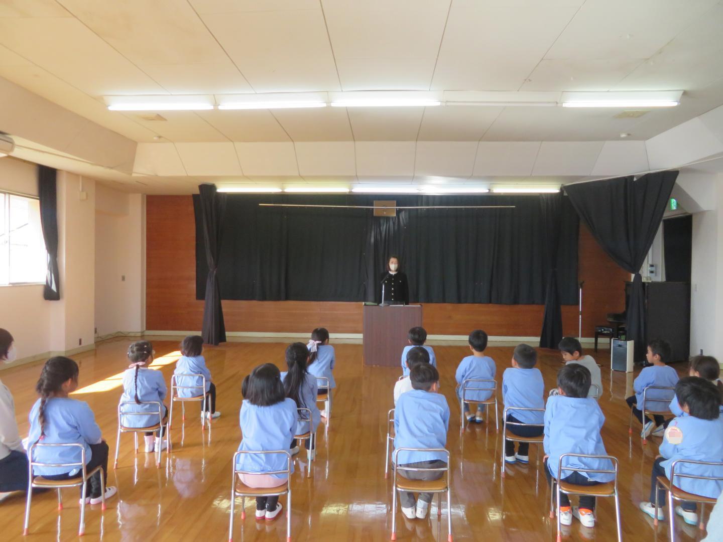 終業式で園長先生の話を聞いている様子