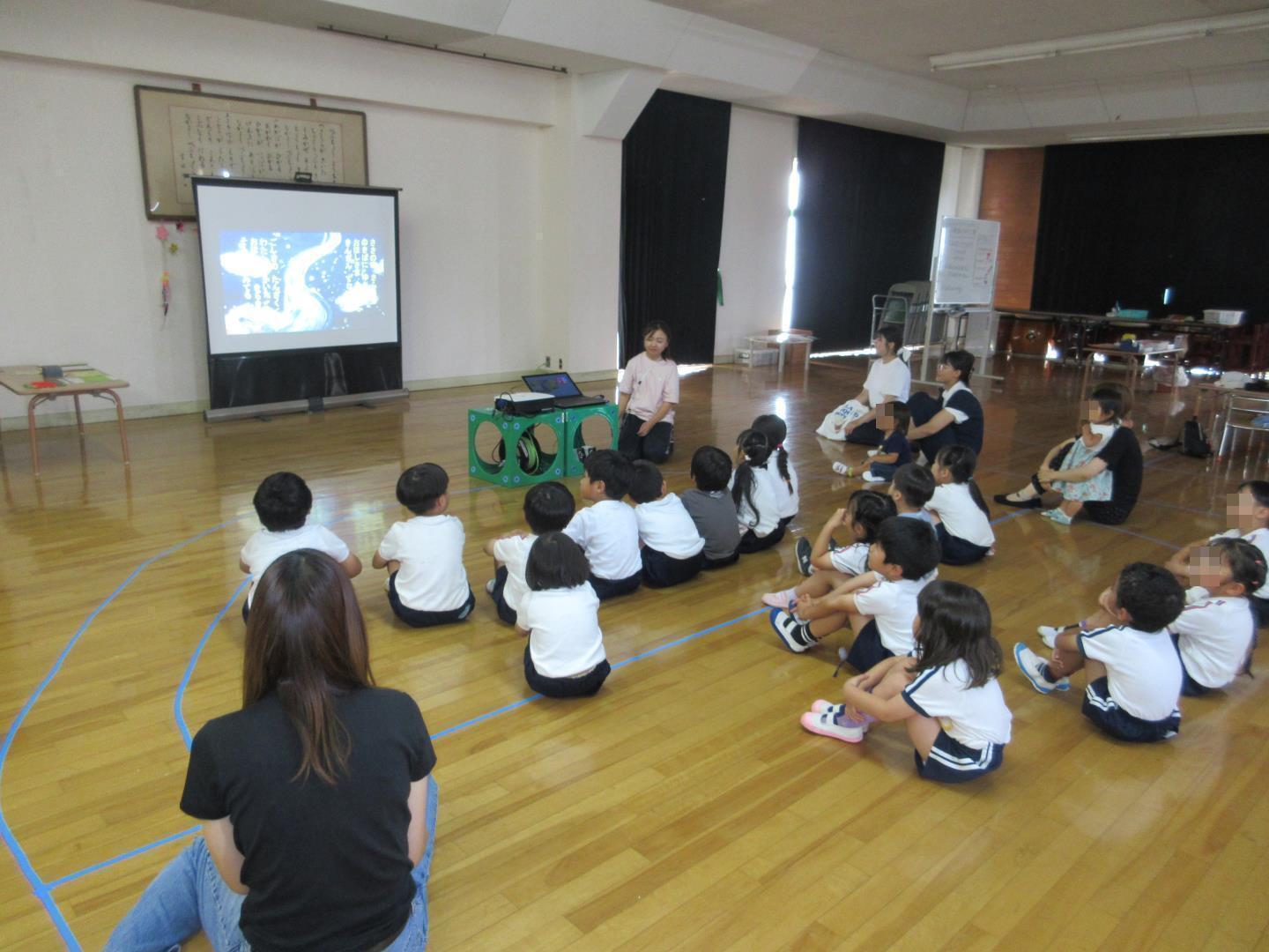 「七夕ものがたり」のお話を見る園児とふれあい保育のお友達
