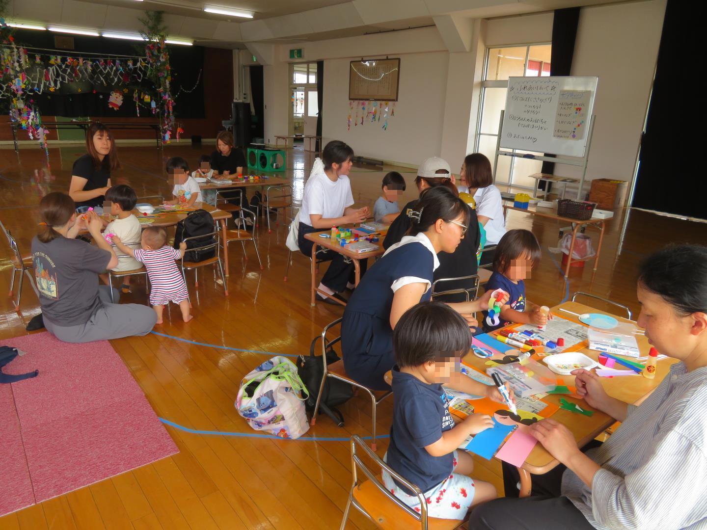親子で七夕飾りを作るふれあい保育のお友達