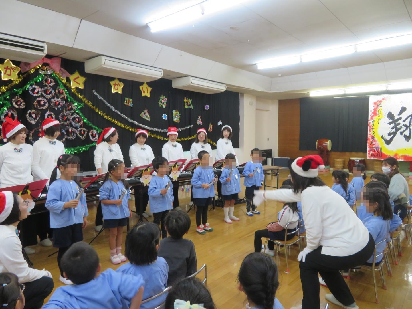 前に出てトーンチャイムできらきら星を演奏する年長児。