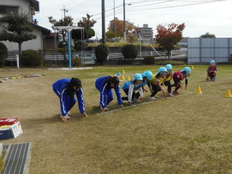 中学生とリレーで遊んでいるところ