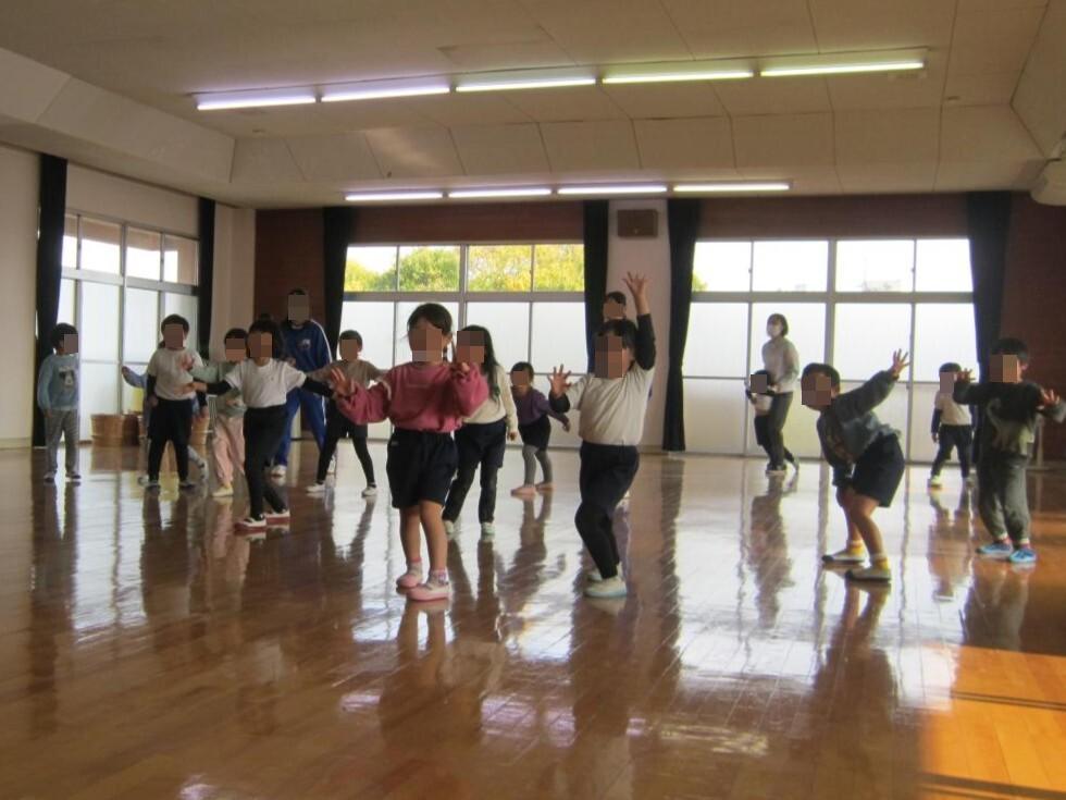 中学生が企画しただるまさんがころんだで遊んでいるところ