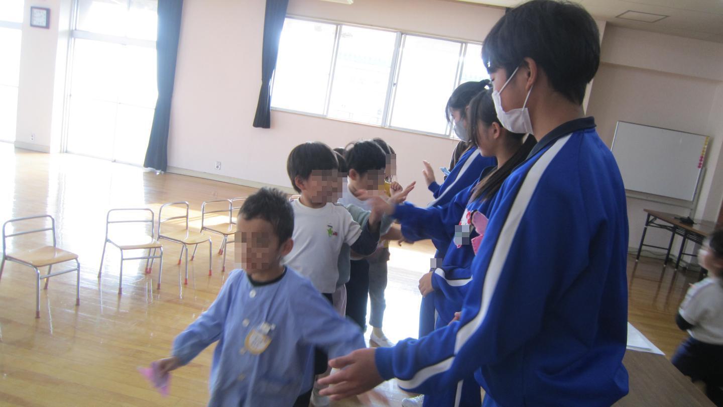 中学生とタッチをしてお別れしている様子