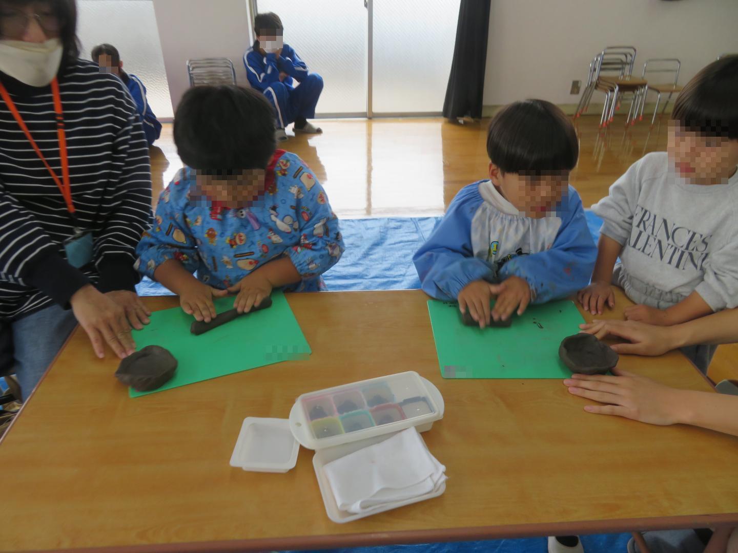 一生懸命粘土をこねているところ