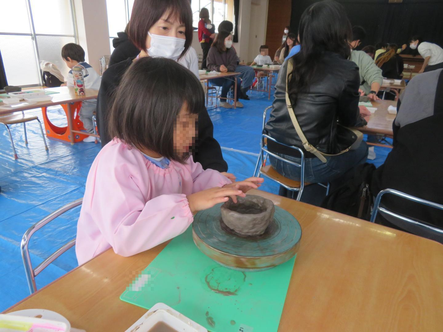 ろくろを使ってお椀の形を整えているところ