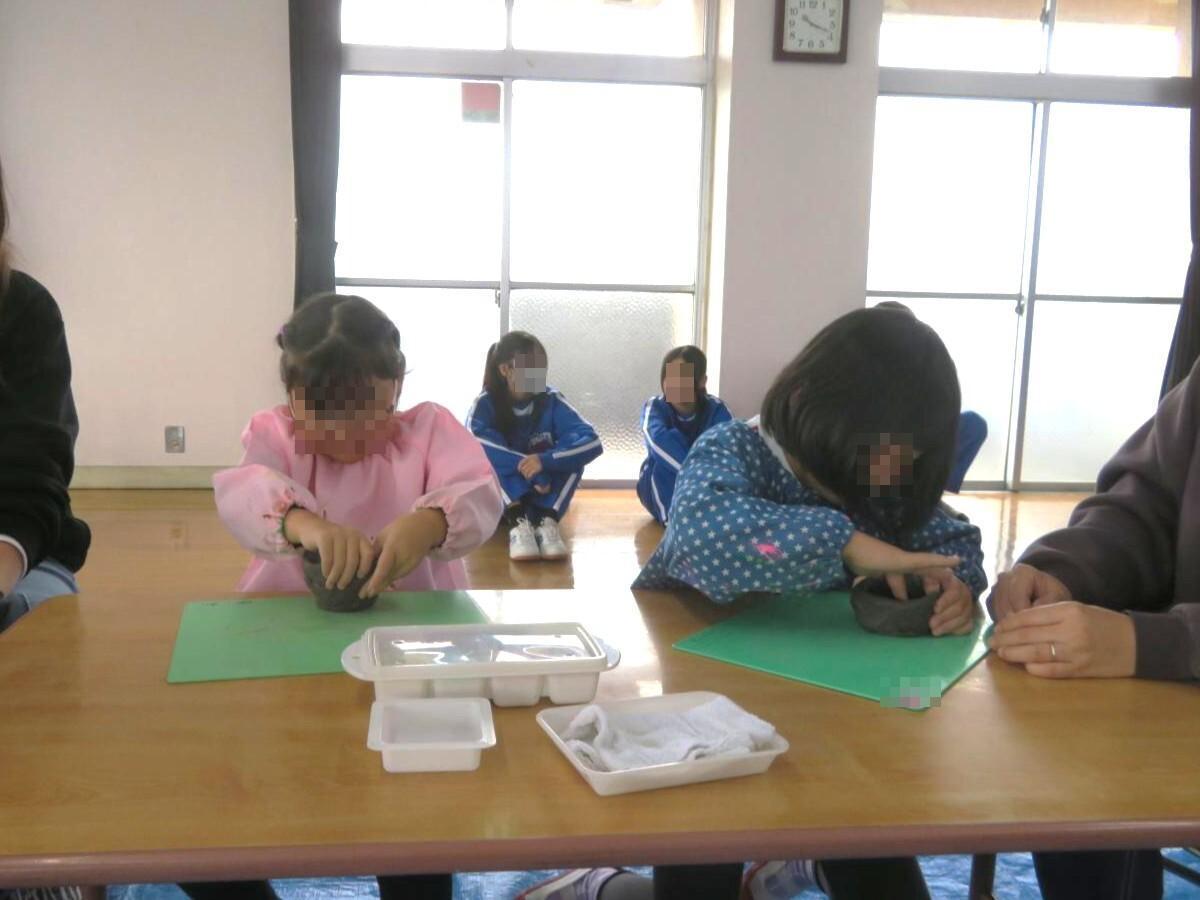 手でこねてお椀の形を整えているところ