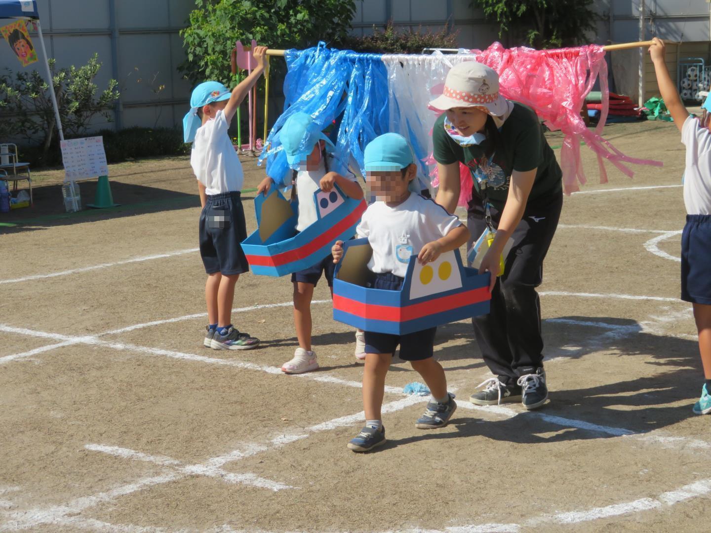 船に乗って障害物競争をしているところ。
