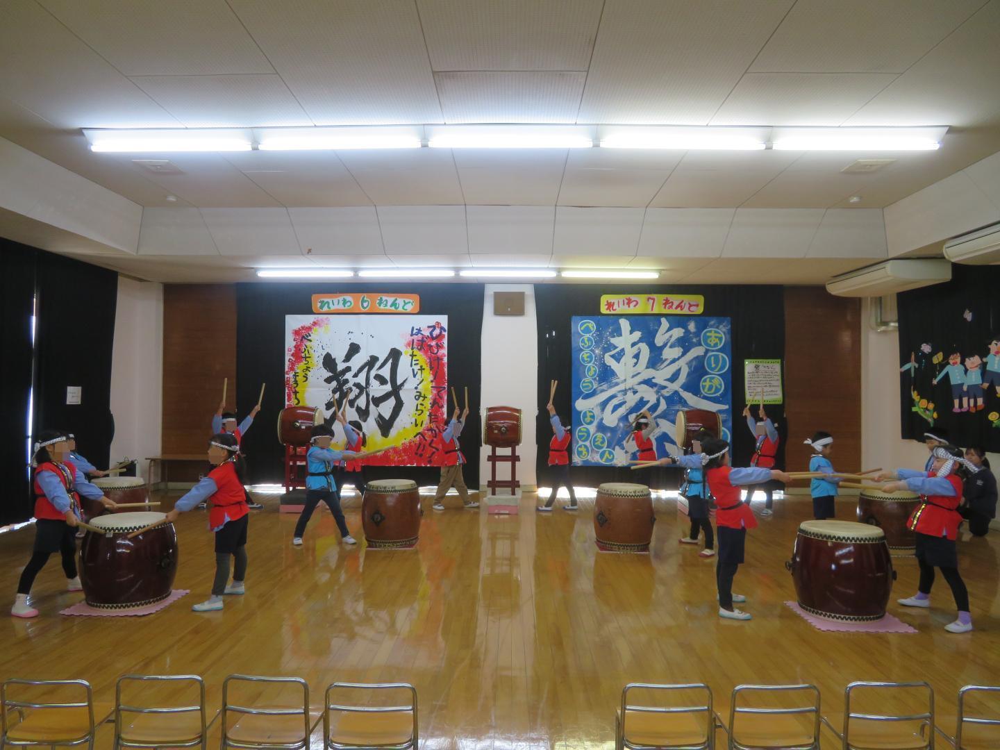 はっぴを着て和太鼓を演奏している園児