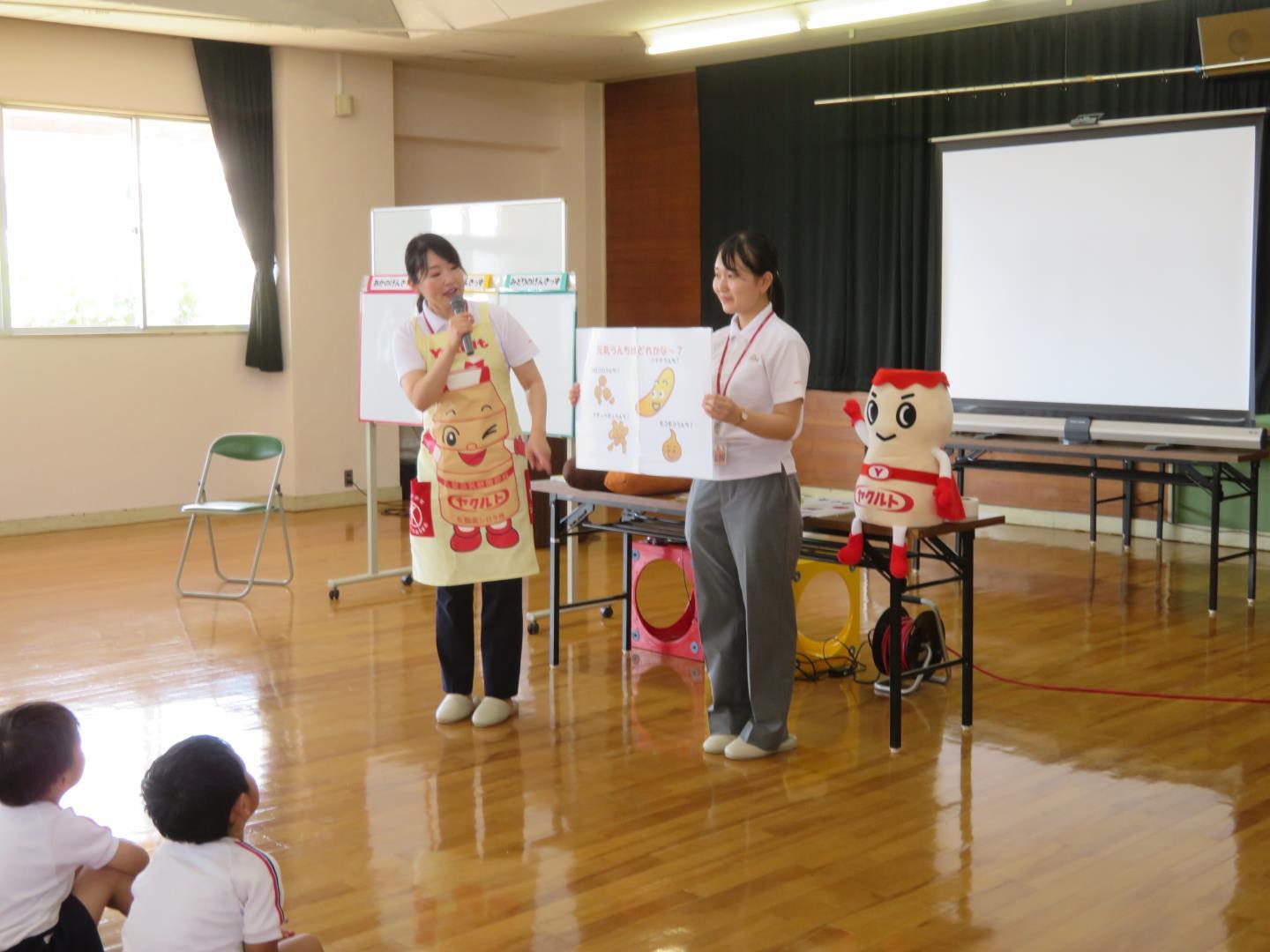 健康なうんちについて教えてもらっている様子