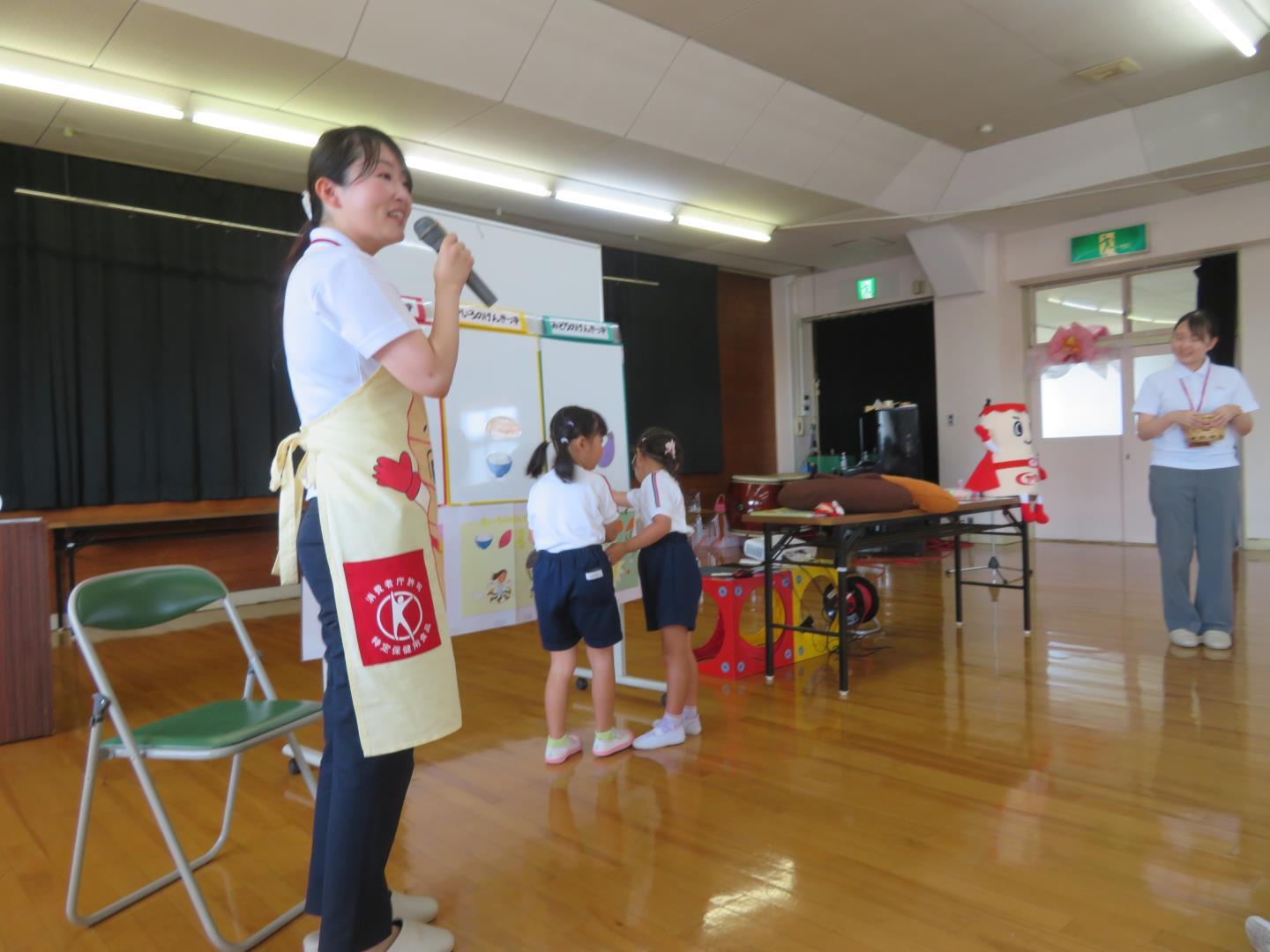 3色食品群のクイズに挑戦している園児