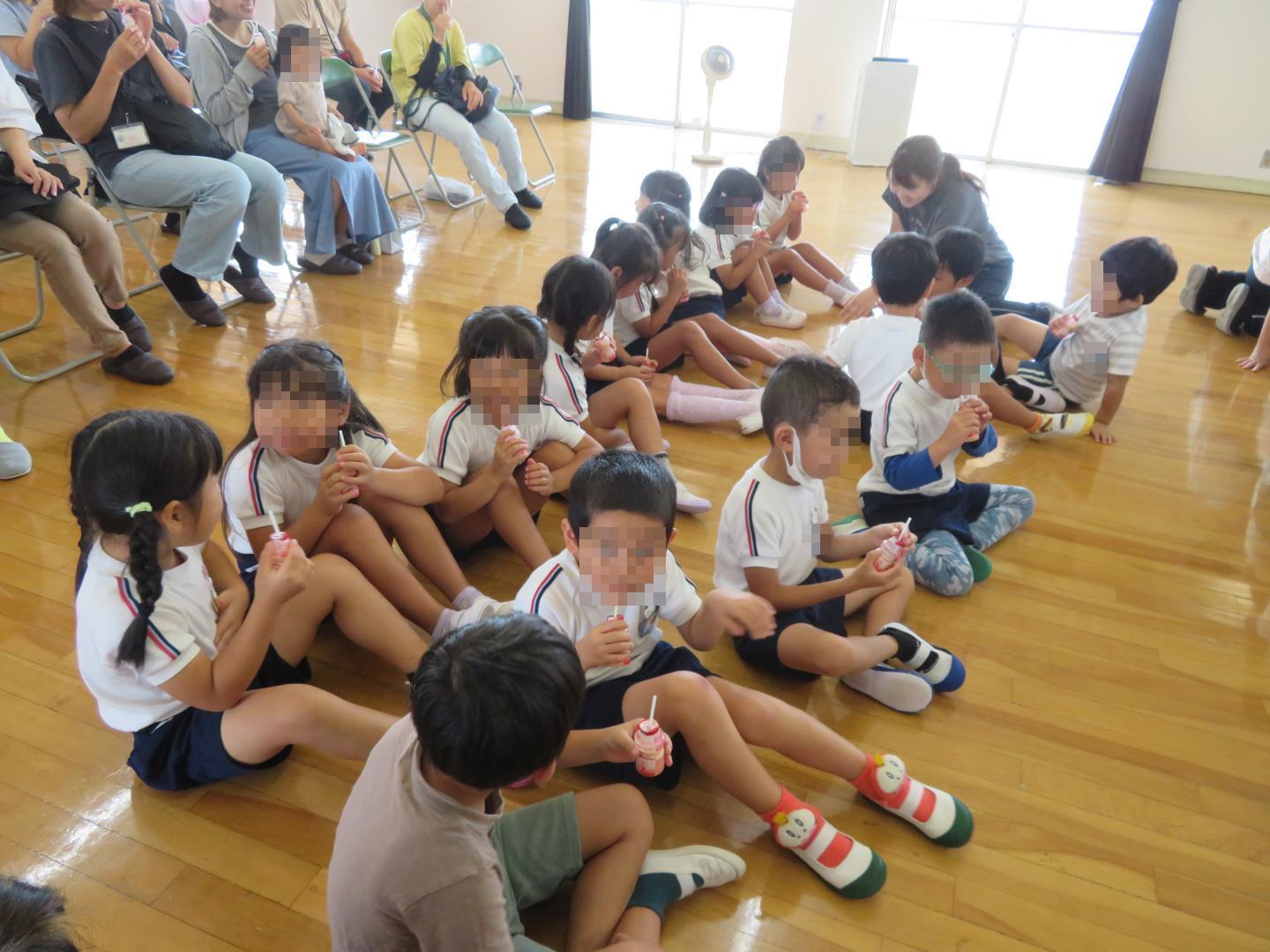園児がヤクルトを飲んでいる様子