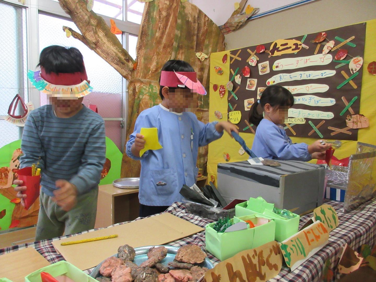 ハンバーガー屋さんごっこでポテトを揚げたり肉を焼いたりしているところ