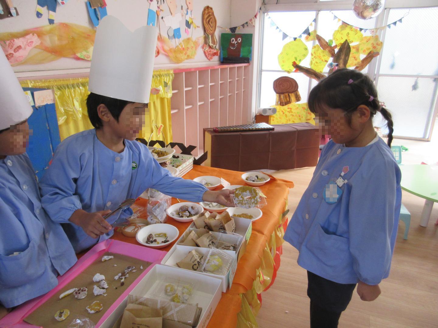 パン屋さんごっこで店員と客になってやりとりをしているところ